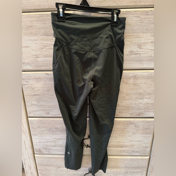 Lululemon Women's army green leggings sizes 4 - Picture 2 of 4